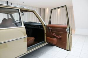 Imagen 9/12 de Mercedes-Benz 200 (1974)
