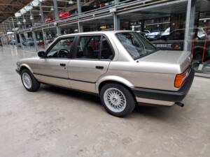 Bild 22/24 von BMW 318i (1989)
