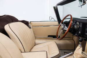 Image 17/35 de Jaguar E-Type (1968)