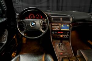 Image 21/41 of BMW 750i (2000)