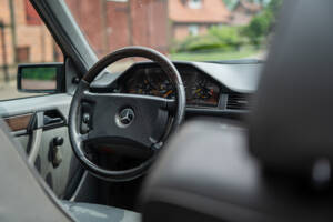 Image 26/66 of Mercedes-Benz 200 TE (1989)