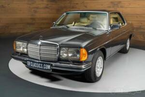 Immagine 3/19 di Mercedes-Benz 280 CE (1977)