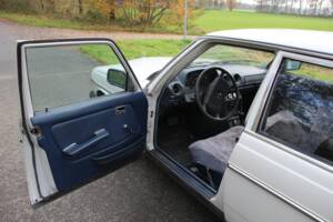 Image 13/22 of Mercedes-Benz 200 (1978)