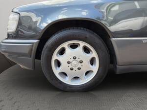Imagen 21/24 de Mercedes-Benz E 220 (1993)