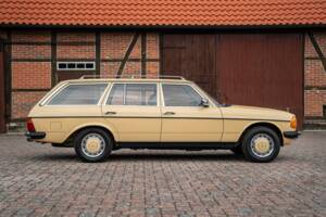 Image 10/53 de Mercedes-Benz 200 T (1982)