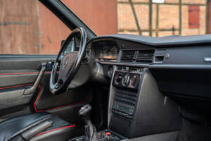 Imagen 37/48 de Mercedes-Benz 190 E 2.3 (1992)
