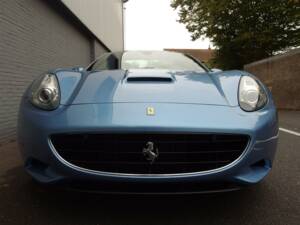 Image 8/49 of Ferrari California (2010)
