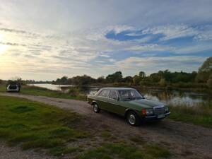 Bild 8/13 von Mercedes-Benz 200 (1980)