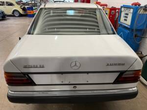Image 18/20 of Mercedes-Benz 250 D Turbo (1991)