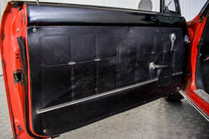 Image 21/50 of Chevrolet Corvair Monza Convertible (1966)