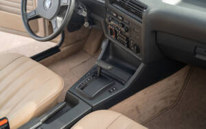 Image 45/80 of BMW 320i (1983)