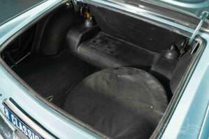 Image 17/19 of Peugeot 404 Coupé (1968)
