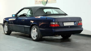 Immagine 4/20 di Mercedes-Benz E 220 (1996)
