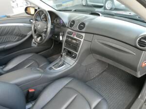 Bild 12/18 von Mercedes-Benz CLK 320 (2003)
