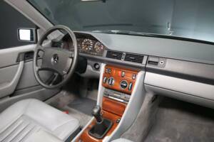 Afbeelding 27/50 van Mercedes-Benz 230 CE (1988)