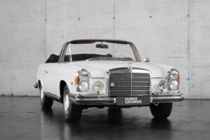 Image 13/50 of Mercedes-Benz 280 SE 3,5 (1969)