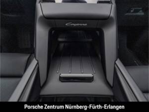 Image 33/50 of Porsche Cayenne S Electric (2026)