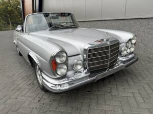 Image 14/35 de Mercedes-Benz 280 SE 3,5 (1970)