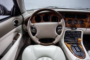 Image 15/37 of Jaguar XKR (1998)