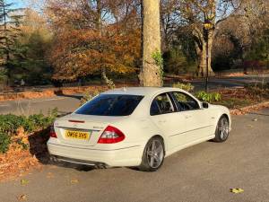 Image 28/47 of Mercedes-Benz E 63 AMG (2006)
