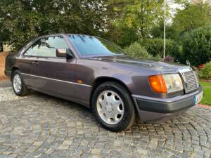 Bild 1/35 von Mercedes-Benz 230 CE (1992)