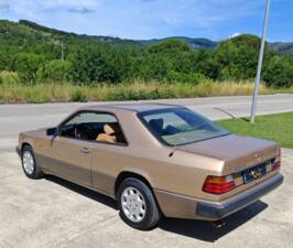 Image 5/42 of Mercedes-Benz 300 CE (1988)