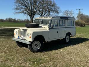 Image 4/8 of Land Rover 109 (1977)
