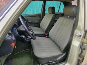 Image 54/73 of Mercedes-Benz 230 E (1985)