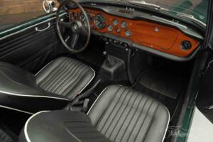 Image 14/19 of Triumph TR 250 (1968)