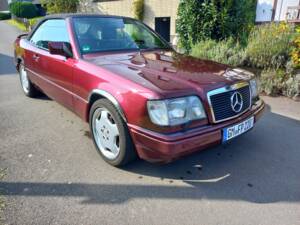 Immagine 1/10 di Mercedes-Benz E 220 &quot;Final Edition&quot; (1997)