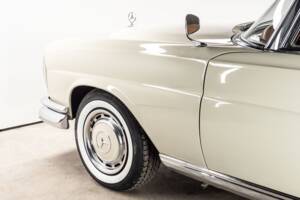 Image 14/54 of Mercedes-Benz 220 SE b (1963)