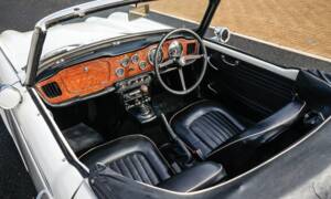 Image 4/42 of Triumph TR 4A (1966)