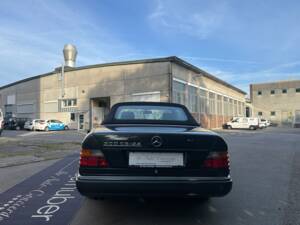 Image 26/47 of Mercedes-Benz 300 CE-24 (1992)