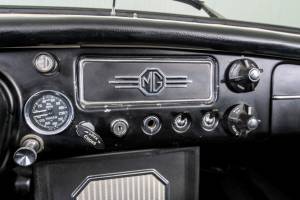 Image 39/50 of MG MGB (1968)