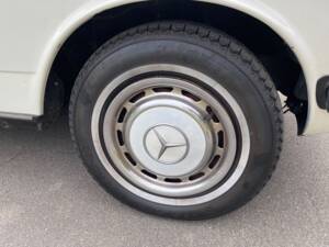 Image 28/49 of Mercedes-Benz 230 C (1980)