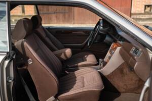 Immagine 35/73 di Mercedes-Benz 300 CE (1991)