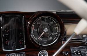 Bild 28/34 von Mercedes-Benz 250 SE (1966)