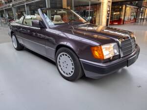 Image 26/42 of Mercedes-Benz 300 CE-24 (1993)