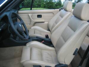 Bild 38/50 von BMW 325i (1989)