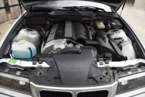 Image 43/46 of BMW 320i (1995)