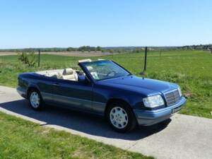 Mercedes-Benz E 220 Cabriolet (C 124) nachtblau 1994