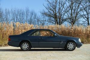 Bild 4/50 von Mercedes-Benz 200 CE (1992)