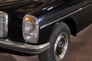 Image 43/64 of Mercedes-Benz 230/6 LWB (1976)