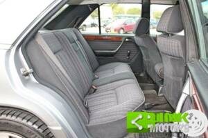 Image 9/10 of Mercedes-Benz E 200 (1994)