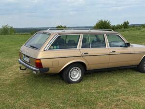 Immagine 2/13 di Mercedes-Benz 280 TE (1982)
