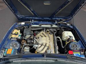 Image 21/27 of BMW 320i (1990)