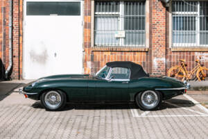 Image 2/63 of Jaguar E-Type (1969)