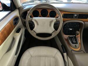 Image 9/15 de Jaguar XJ 8 Executive (1998)