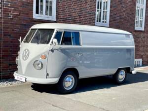 Image 18/20 of Volkswagen T1 panel van (1964)