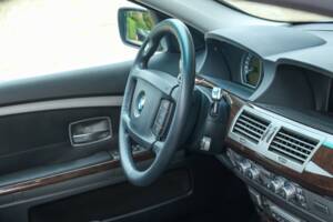 Immagine 48/50 di BMW 750i (2007)
